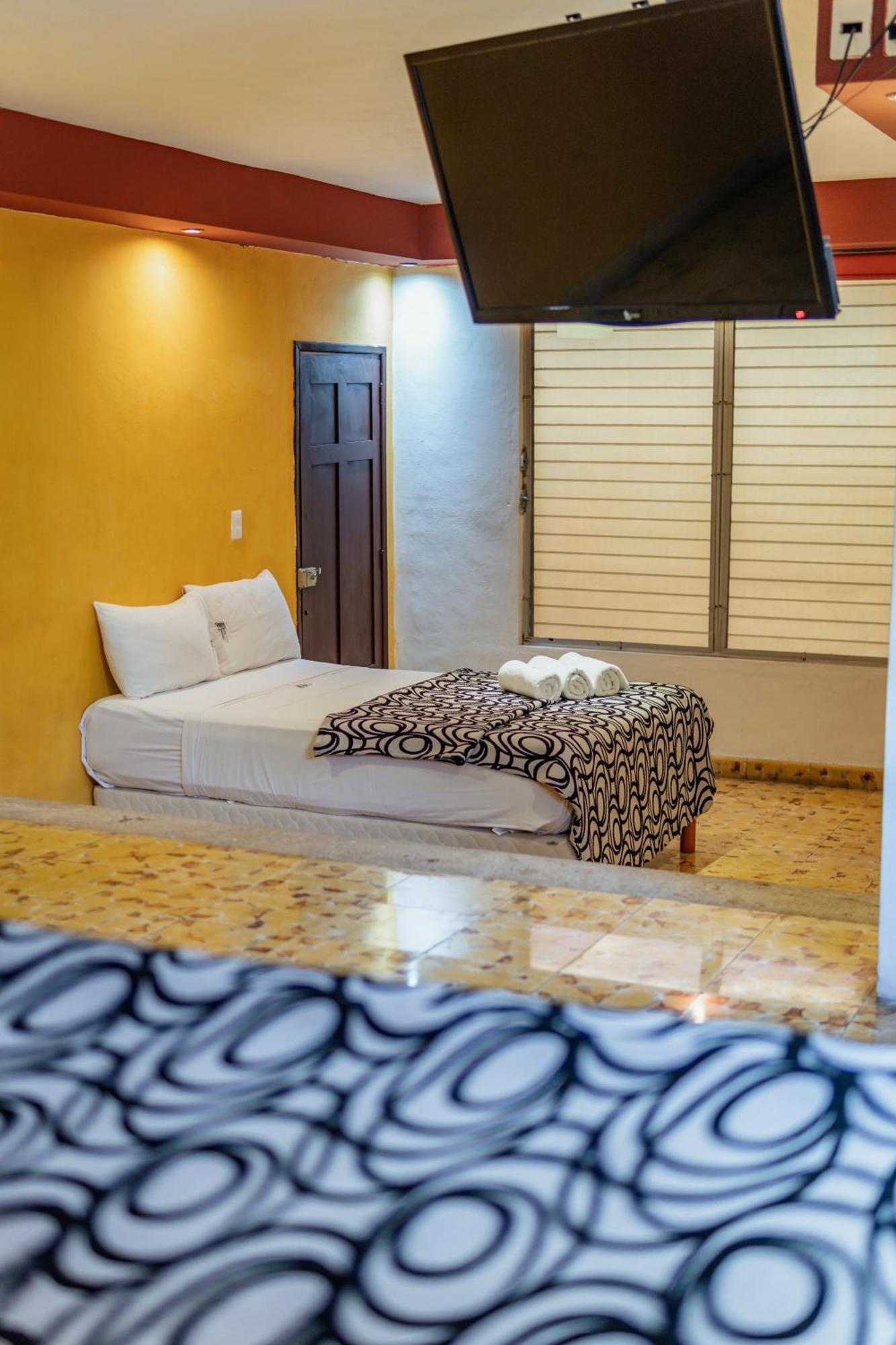 Hotel Santiago Мерида Екстериор снимка