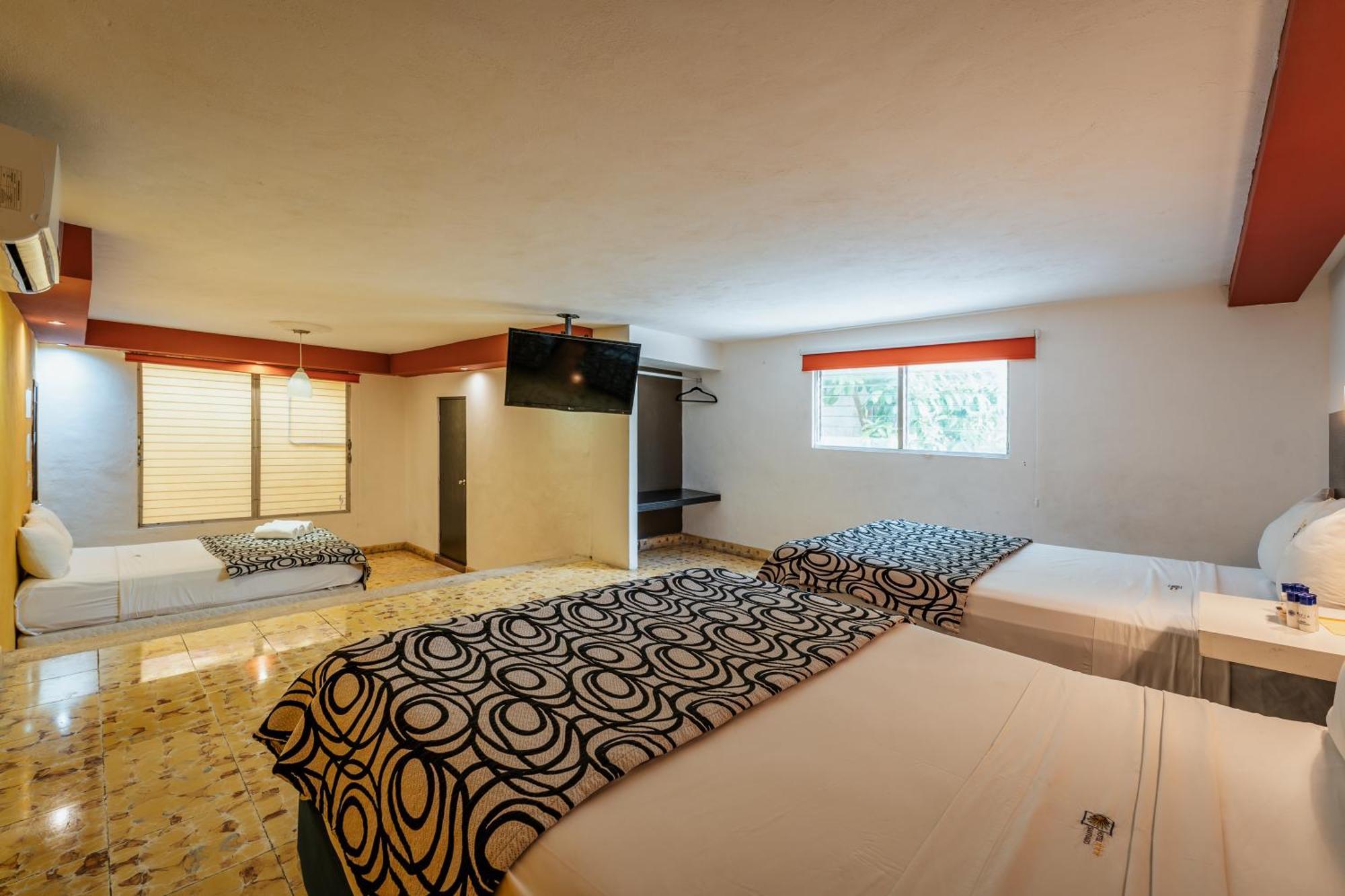 Hotel Santiago Мерида Екстериор снимка